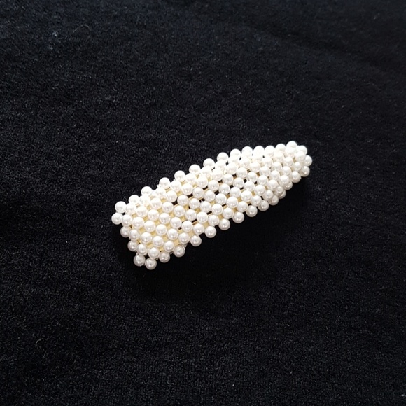 Accessories - 🎉2 for 10!!!🎉 Oversized Faux Pearl Hair Clip
